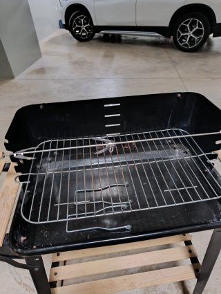 Barbacoa de carbón con ruedas.