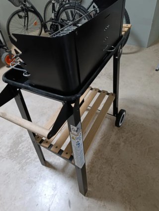 Barbacoa de carbón con ruedas.