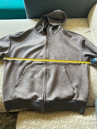 Sudadera gris con capucha y cremallera