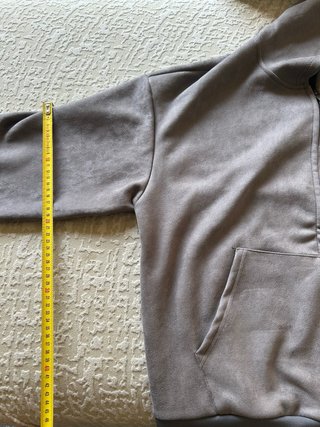 Sudadera gris con capucha y cremallera