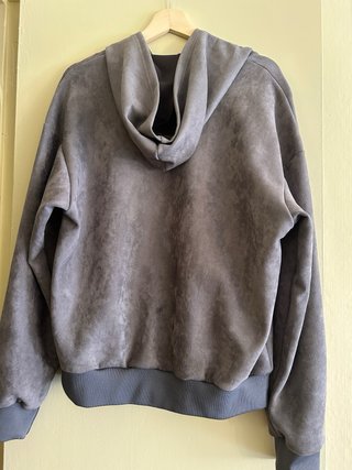 Sudadera gris con capucha y cremallera