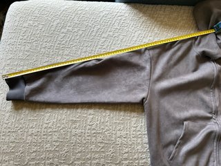Sudadera gris con capucha y cremallera