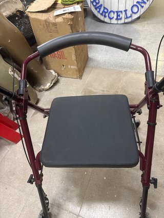 Andador plegable con asiento y frenos