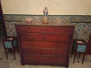 Cómoda de caoba con detalles dorados