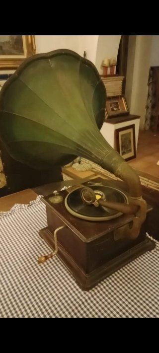 Gramola antigua de 1920