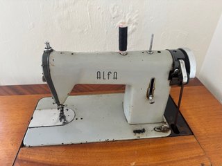 Máquina de coser Alfa antigua