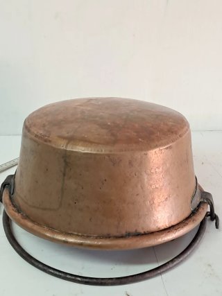 Caldero antiguo de cobre