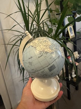 Globo terráqueo decorativo marca Maison du Monde