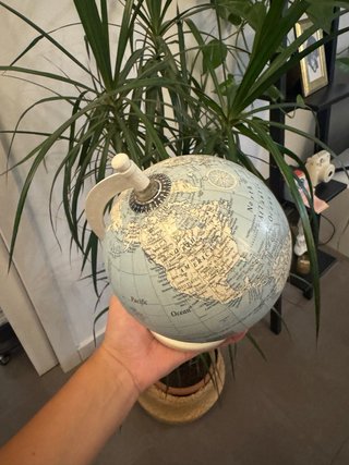 Globo terráqueo decorativo marca Maison du Monde