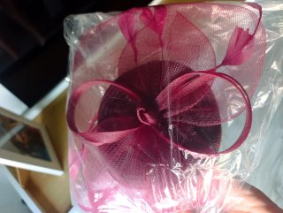 Tocado vino con plumas y velo