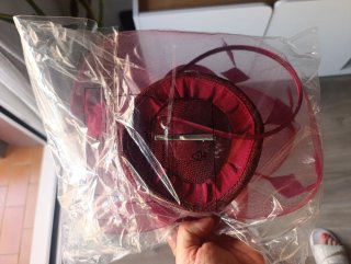 Tocado vino con plumas y velo
