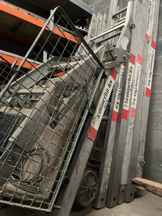 Montacargas de obra con escaleras