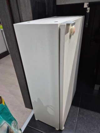Armario blanco con puertas de cristal
