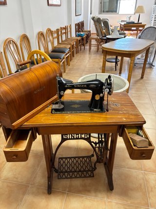 Máquina de coser Singer antigua de madera