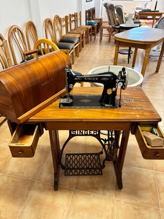 Máquina de coser Singer antigua de madera