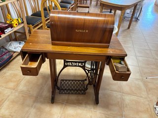 Máquina de coser Singer antigua de madera
