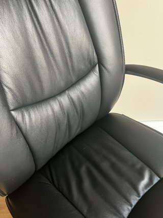 Silla de oficina de cuero negra