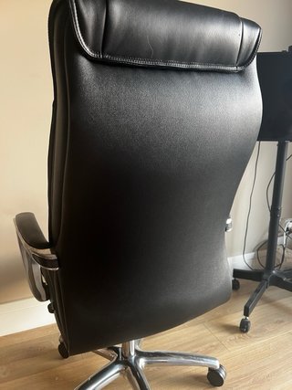 Silla de oficina de cuero negra