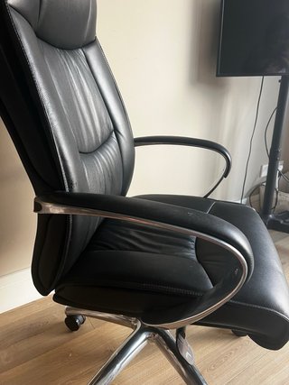 Silla de oficina de cuero negra