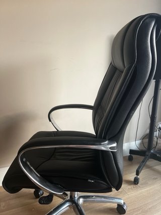 Silla de oficina de cuero negra