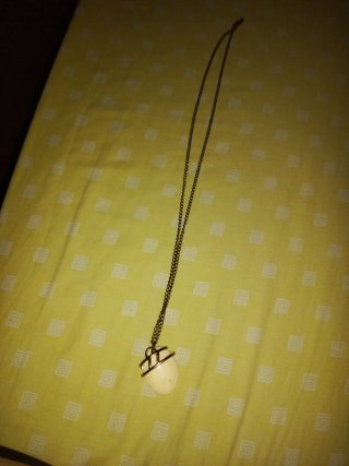 Collar con colgante de piedra blanco y dorado