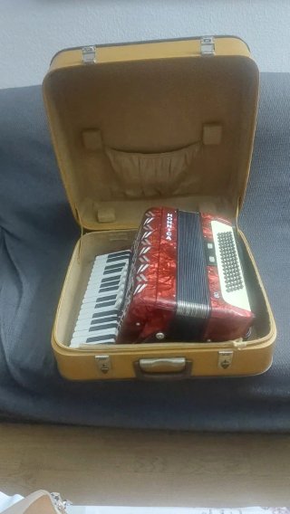 Acordeón HOHNER 80 con funda
