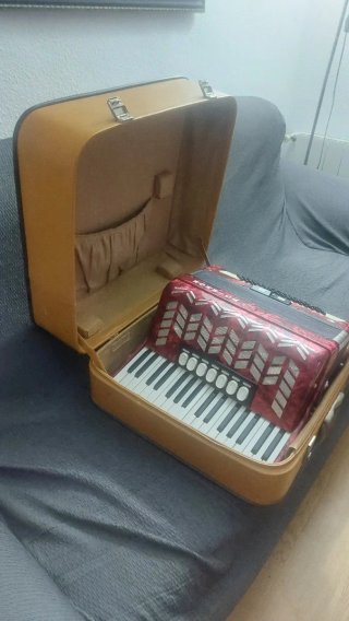 Acordeón HOHNER 80 con funda