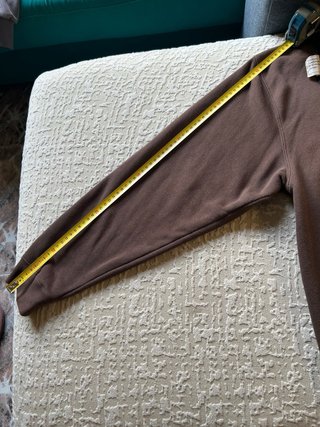 Sudadera marrón con cremallera y capucha