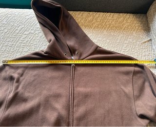 Sudadera marrón con cremallera y capucha