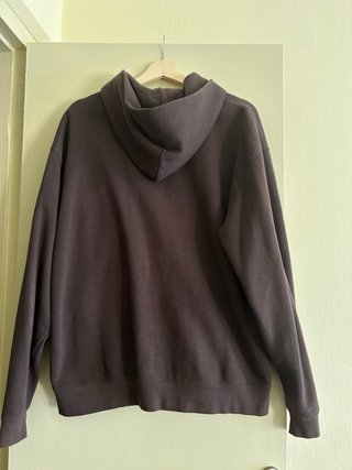 Sudadera marrón con cremallera y capucha