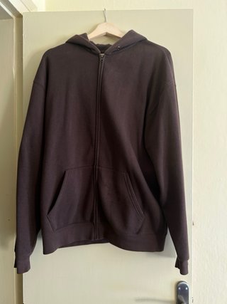 Sudadera marrón con cremallera y capucha