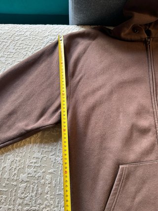 Sudadera marrón con cremallera y capucha