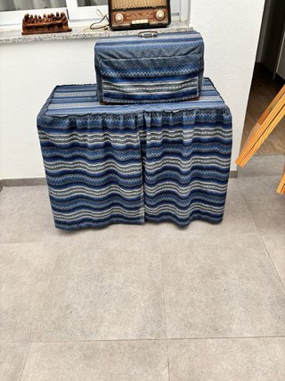 Máquina de coser Alfa antigua con mueble