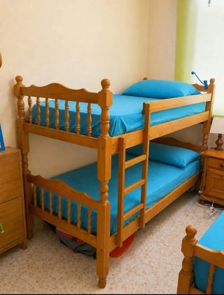 Literas de madera y cama individual
