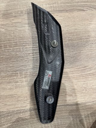 Protector de escape Akrapovic carbono