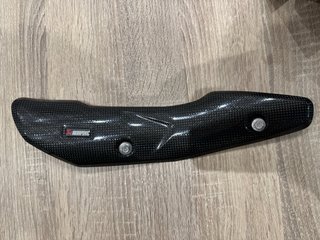 Protector de escape Akrapovic carbono