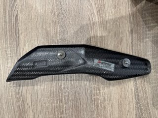 Protector de escape Akrapovic carbono