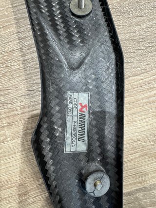 Protector de escape Akrapovic carbono