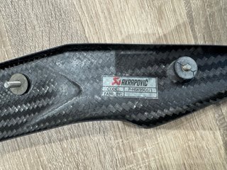 Protector de escape Akrapovic carbono