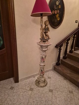 Colonna in ceramica con fanciullo