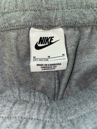 Pantalón corto gris Nike talla M (137-147 cm)