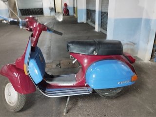 2 Vespas Scooter Azul, Rojo y Amarillo