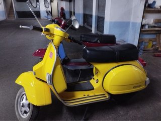 2 Vespas Scooter Azul, Rojo y Amarillo
