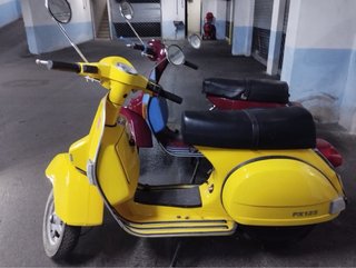 2 Vespas Scooter Azul, Rojo y Amarillo
