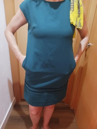 Vestido con pañuelo amarillo (mujer)