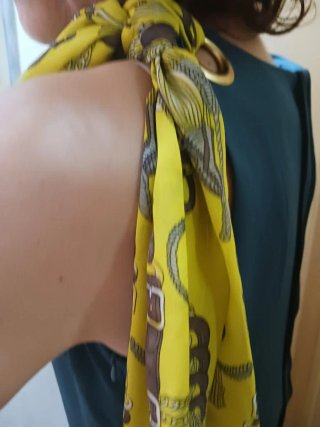 Vestido con pañuelo amarillo (mujer)