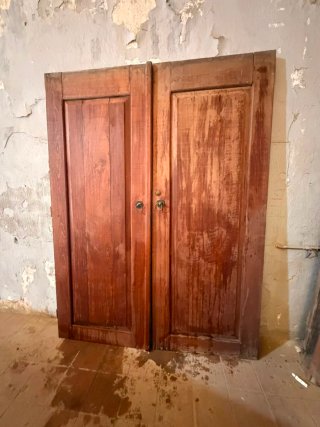 Grandes puertas de madera maciza