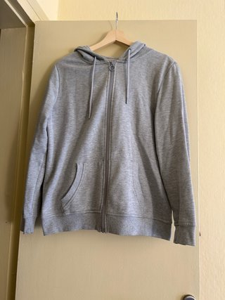 Sudadera gris con capucha y cremallera