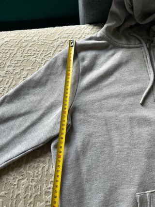 Sudadera gris con capucha y cremallera