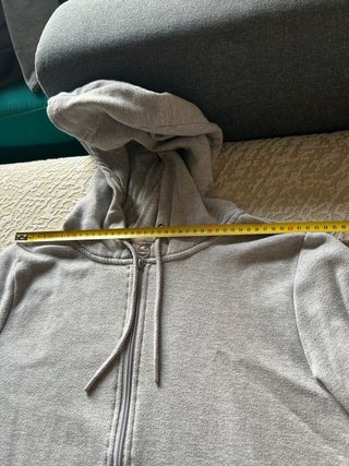 Sudadera gris con capucha y cremallera